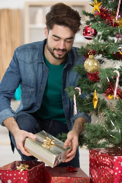 Adam Noel Ağacının Yanına Oturur Hediyeler Alır — Stok fotoğraf