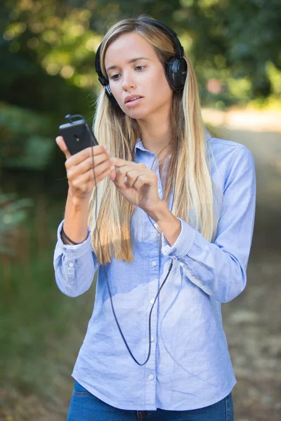 Hermosa Chica Escuchando Música Aire Libre —  Fotos de Stock