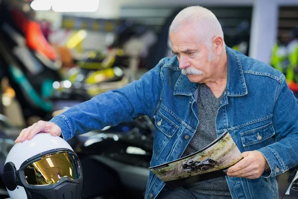 Пожилой Человек Ищет Новый Шлем Мотоциклетном Дилере — стоковое фото