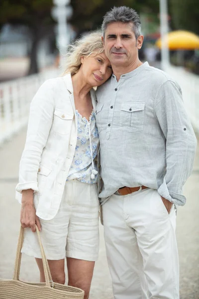 Paar Umarmt Sich Auf Einer Brücke See — Stockfoto