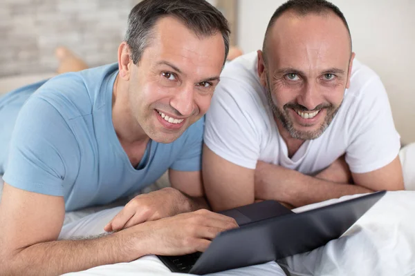 Gay Casal Relaxante Conjunto Com Laptop Computador — Fotografia de Stock