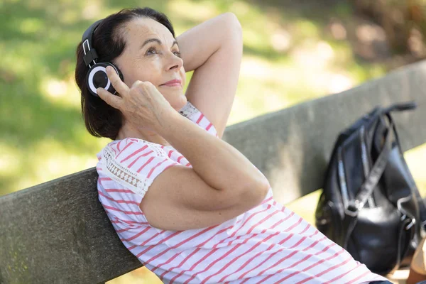 Felice Donna Anziana Ascoltando Musica Con Cuffie Smartphone — Foto Stock