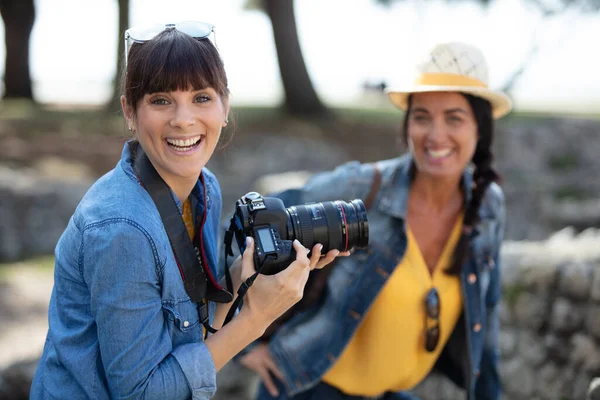 Ευτυχισμένες Γυναίκες Τραβούν Φωτογραφίες Κατά Διάρκεια Του Ταξιδιού — Φωτογραφία Αρχείου