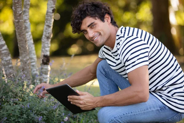 Young Man Tablet Park — Stock Photo, Image