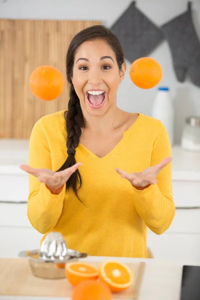 Žena Žonglování Pomerančem Kuchyni — Stock fotografie