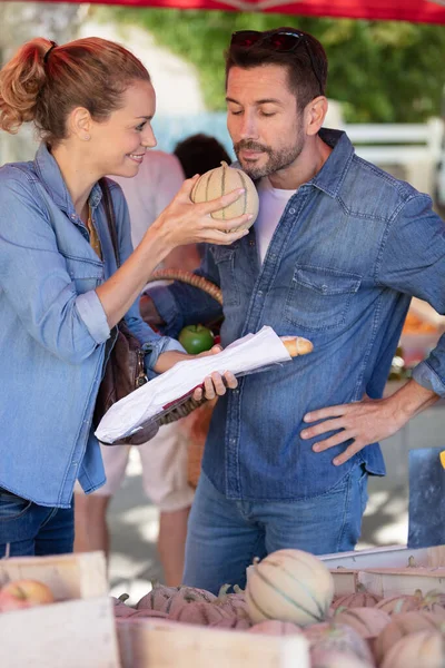 Frau Schenkt Ihrem Mann Maket Eine Melone — Stockfoto