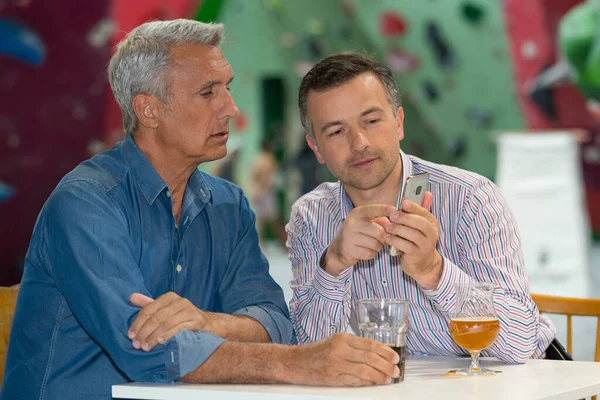 友好的男性在啤酒问题上相遇 — 图库照片