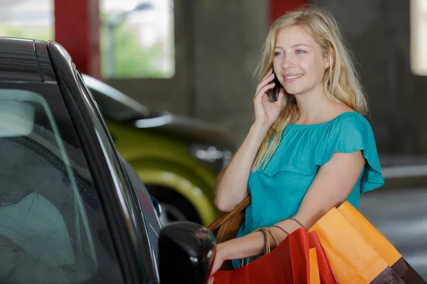 Νεαρή Γυναίκα Αγοραστής Πηγαίνει Μέσα Στο Αυτοκίνητό Της — Φωτογραφία Αρχείου