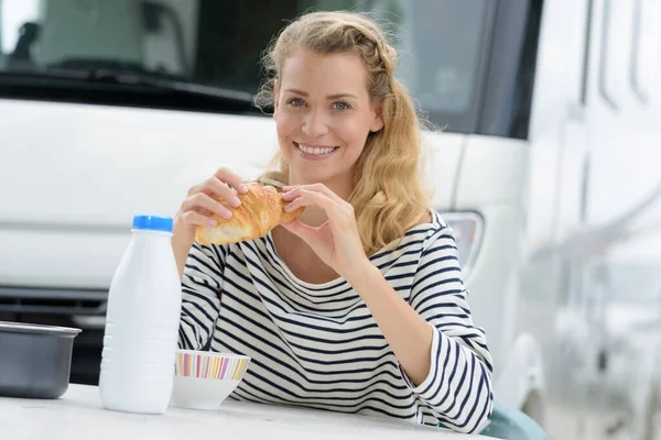 Ung Kvinna Äter Frukost Utanför Husbil — Stockfoto