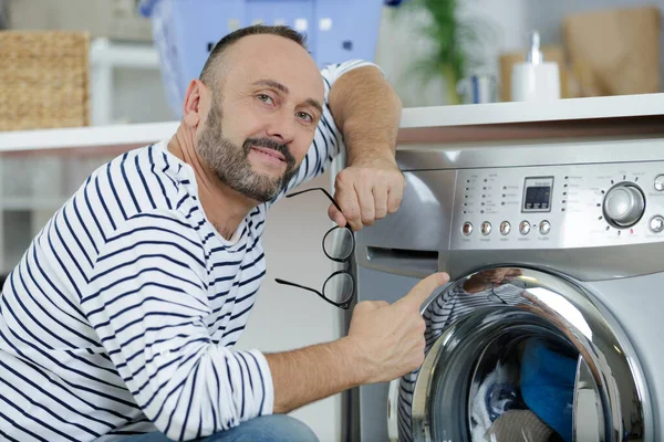 Adam Çamaşır Makinesini Işaret Ediyor — Stok fotoğraf