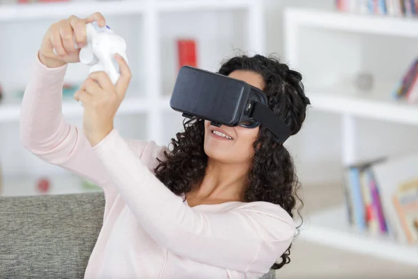 快乐的女人使用虚拟现实耳机 — 图库照片