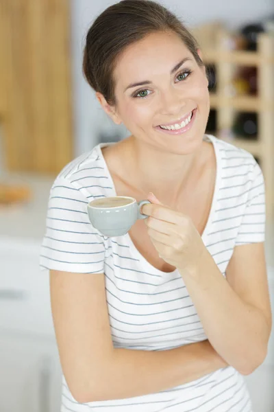 Lycklig Kvinna Dricka Kaffe Hemma — Stockfoto
