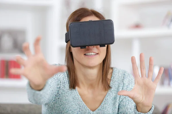Lycklig Kvinna Med Virtuell Verklighet Headset — Stockfoto