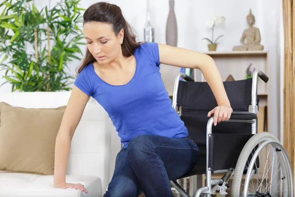 Femme Handicapée Fauteuil Roulant Déplaçant Vers Canapé — Photo