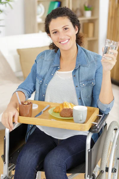 Γυναίκα Αναπηρική Καρέκλα Τρώει Πρωινό — Φωτογραφία Αρχείου