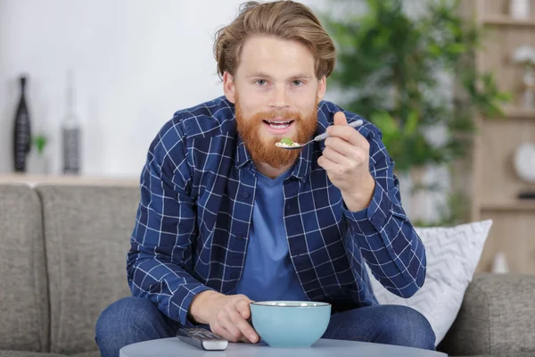 Όμορφος Άντρας Τρώει Δημητριακά Στο Σπίτι — Φωτογραφία Αρχείου