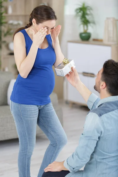 Husband Giving Gift His Pregnant Woman — Stock Photo, Image