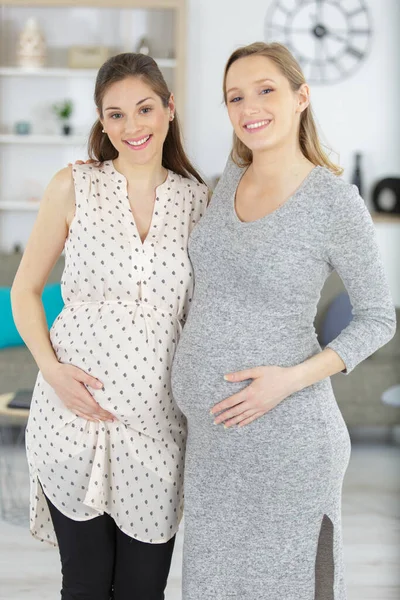 Twee Vrolijke Zwangere Vrouwen Poseren Thuis — Stockfoto