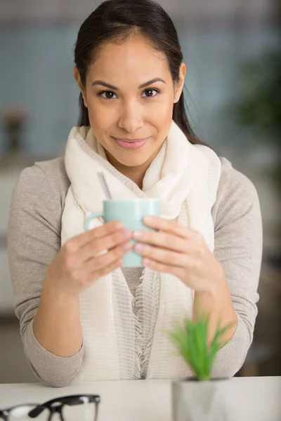 Primer Plano Una Mujer Sosteniendo Una Taza Café Caliente —  Fotos de Stock