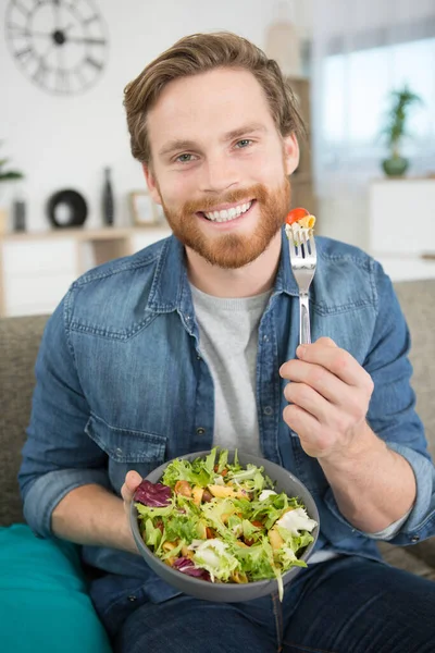Portret Van Een Man Die Een Salade Eet — Stockfoto