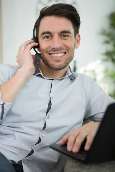 Χαρούμενος Χαμογελαστός Άντρας Στο Τηλέφωνο — Φωτογραφία Αρχείου
