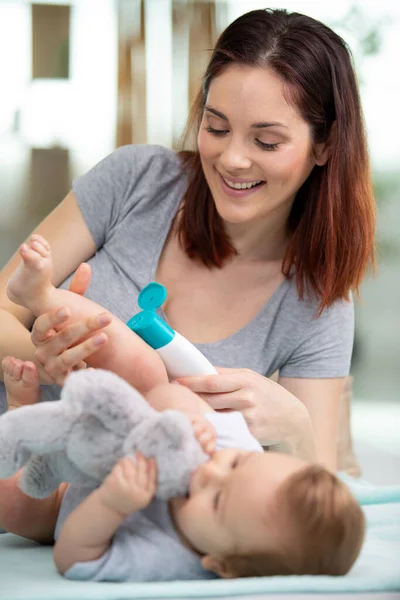 Mutter Macht Massage Für Glückliches Baby — Stockfoto