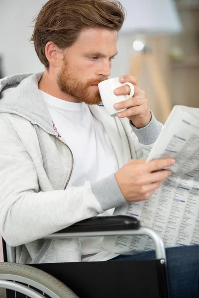 Šťastný Muž Doma Pije Kávu Čte Noviny — Stock fotografie