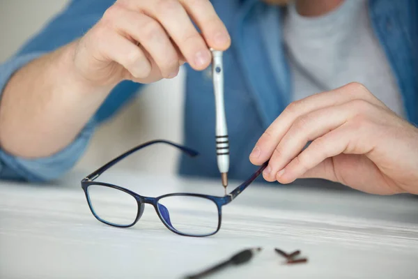 Instantâneo Mão Segurando Óculos Quebrados — Fotografia de Stock