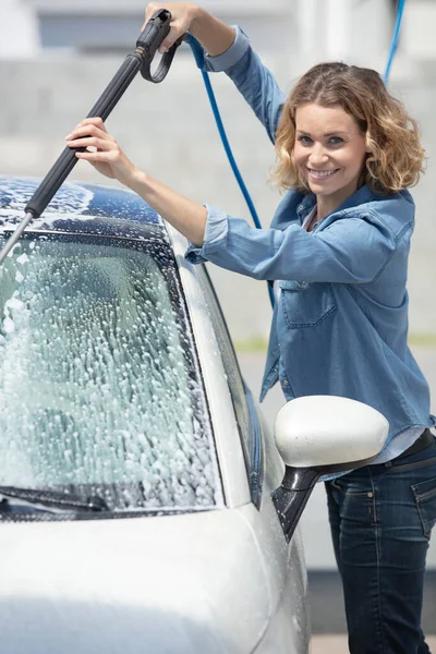 Mulher Com Espuma Pulverização Para Limpar Carro — Fotografia de Stock