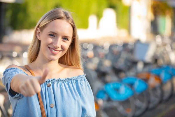 Young Woman Gives Thumb Outdoor — Stock Photo, Image
