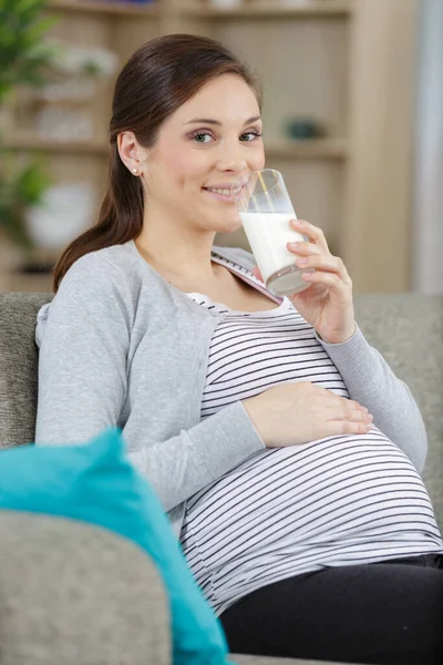 Šťastná Těhotná Žena Pije Mléko — Stock fotografie