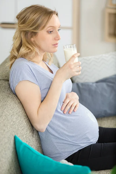 Mujer Embarazada Bebe Vaso Leche Fresca —  Fotos de Stock