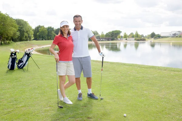 Ein Paar Auf Einem Golfplatz — Stockfoto