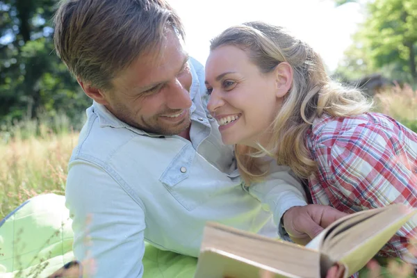 Jong Paar Liefde Het Lezen Van Een Boek — Stockfoto