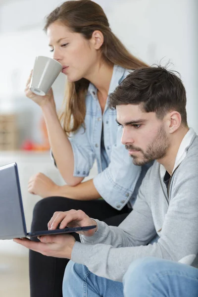Çift Bilgisayar Laptopuyla Fikirleri Tartışıyor — Stok fotoğraf