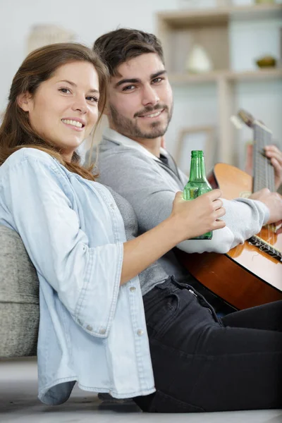 Couple Avec Guitare Maison Boire Bière — Photo