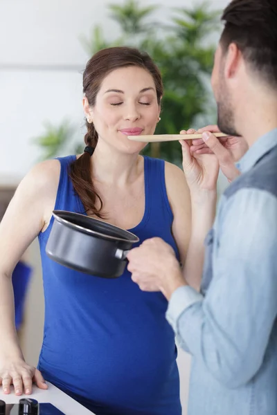 Birbirine Aşık Bir Çift Birlikte Yemek Pişiriyor — Stok fotoğraf