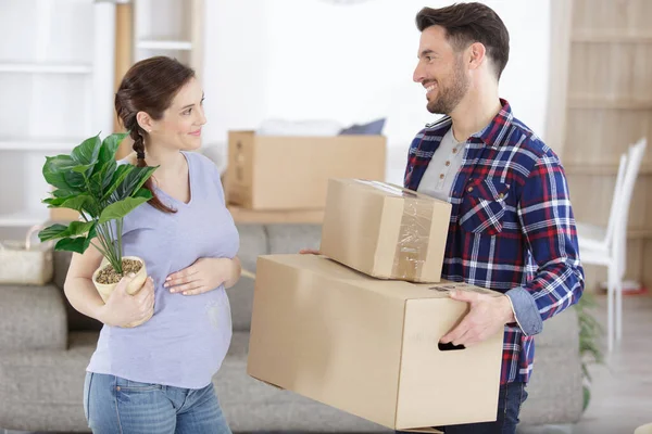 Gravid Par Flyttar Ett Nytt Hus — Stockfoto