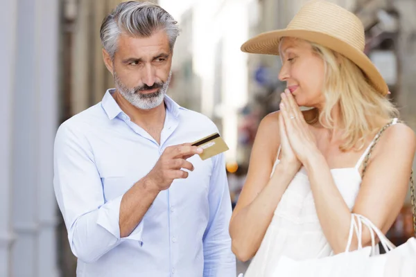 Homem Relutantemente Dando Cartão Crédito Para Sua Esposa — Fotografia de Stock