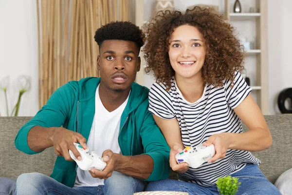 快乐的年轻夫妇在客厅里玩电子游戏 — 图库照片