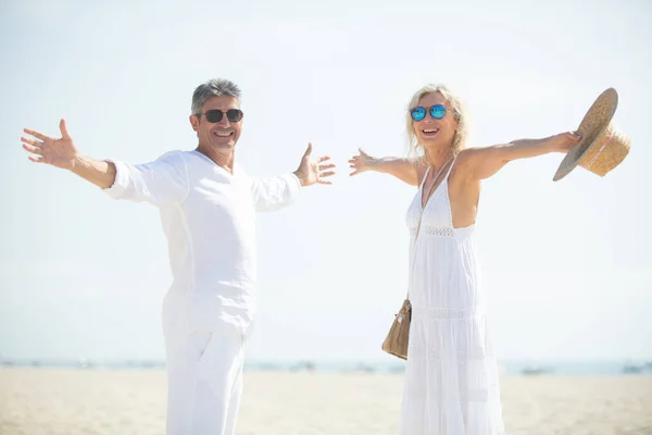 Middle Aged Couple Embracing Each Other Beach — Stock Photo, Image