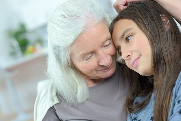 Liebevolle Großmutter Tröstet Ihre Enkelin — Stockfoto