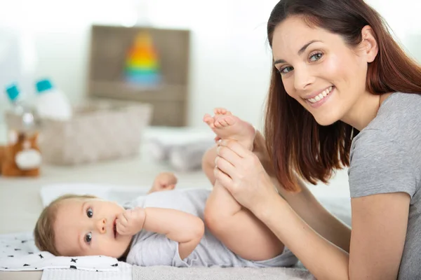 Lycklig Mamma Byter Blöja Bedårande Baby — Stockfoto