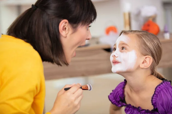 Mãe Filha Estão Fazendo Maquiagem Divertindo — Fotografia de Stock