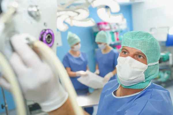 Assistente Cirurgia Perfusionista Operando Uma Máquina Pulmão Coração Moderno — Fotografia de Stock
