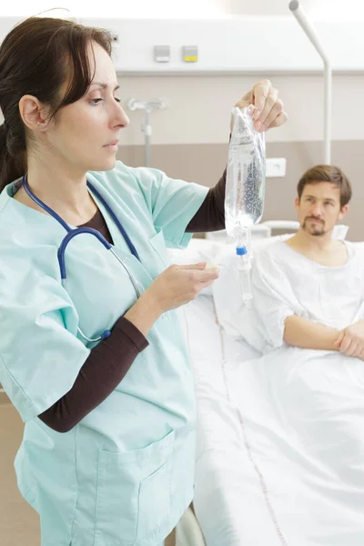 Krankenschwester Überprüft Ein Fläschchen Mit Medikamenten — Stockfoto