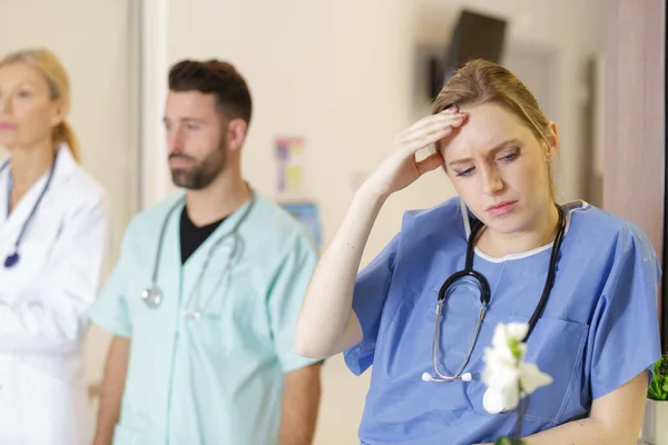 片頭痛に苦しむ女性看護師 — ストック写真