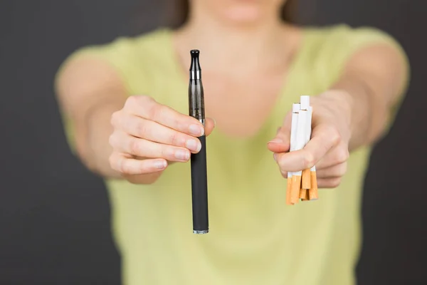 Сравнение Традиционных Табачных Сигарет Электронного Испарителя — стоковое фото