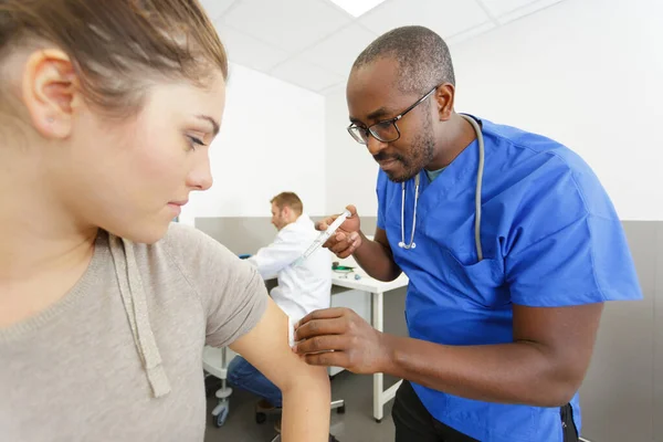 Manlig Läkare Som Vaccinerar Kvinnlig Patient — Stockfoto