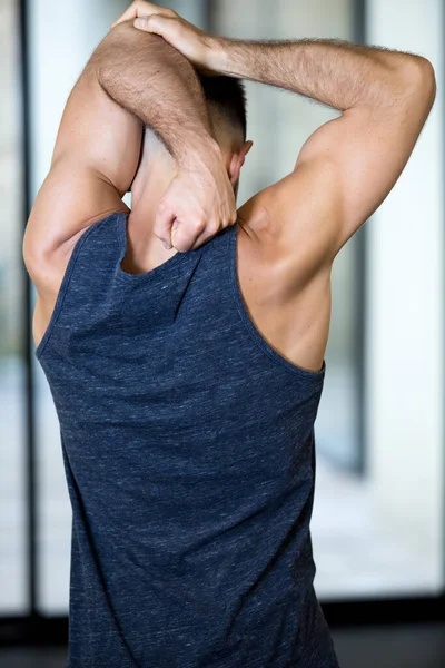 Kaukasischer Muskulöser Mann Macht Armstrecken Fitnessstudio — Stockfoto